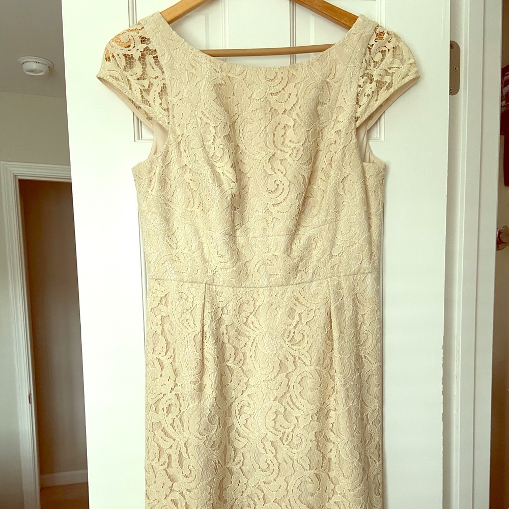 Fitted lace formal dress in cream